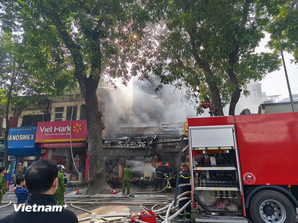 Lực lượng chữa cháy đã sớm có mặt, cùng người dân hỗ trợ chữa cháy. (Ảnh: Hoài Nam/Vietnam+)