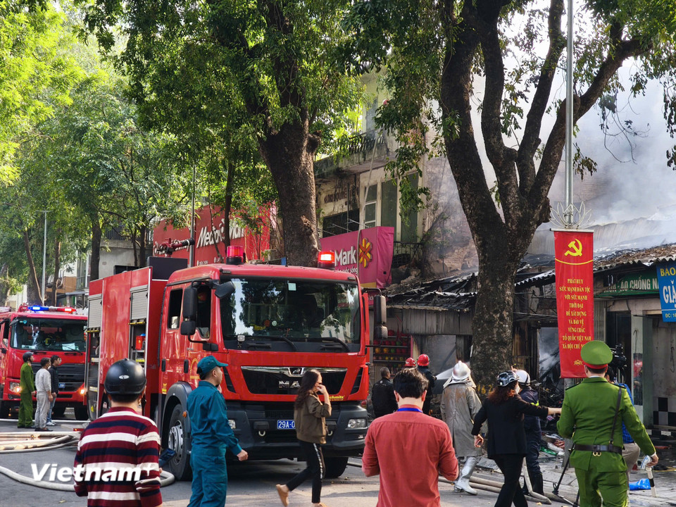 Theo ghi nhận của phóng viên, chiều 10/12 tại địa chỉ 168 Lò Đúc (Hà Nội) xảy ra vụ cháy lớn. (Ảnh: Hoài Nam/Vietnam+)