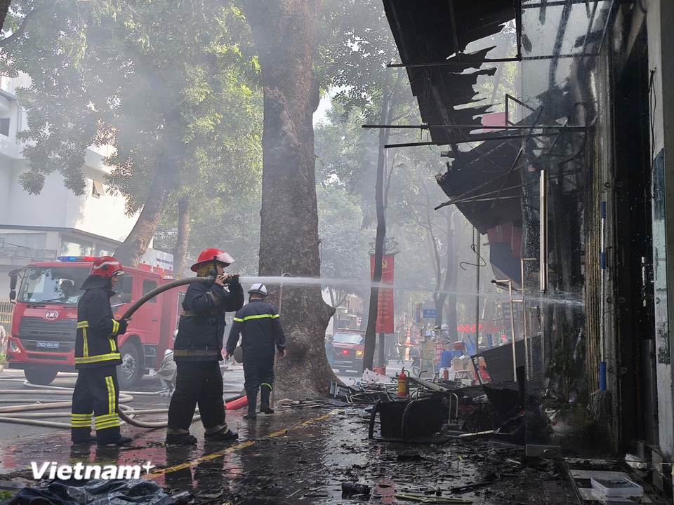 Đến 14 giờ đám cháy cơ bản được khống chế và tiếp tục được chữa cháy để chống cháy âm. (Ảnh: Hoài Nam/Vietnam+)