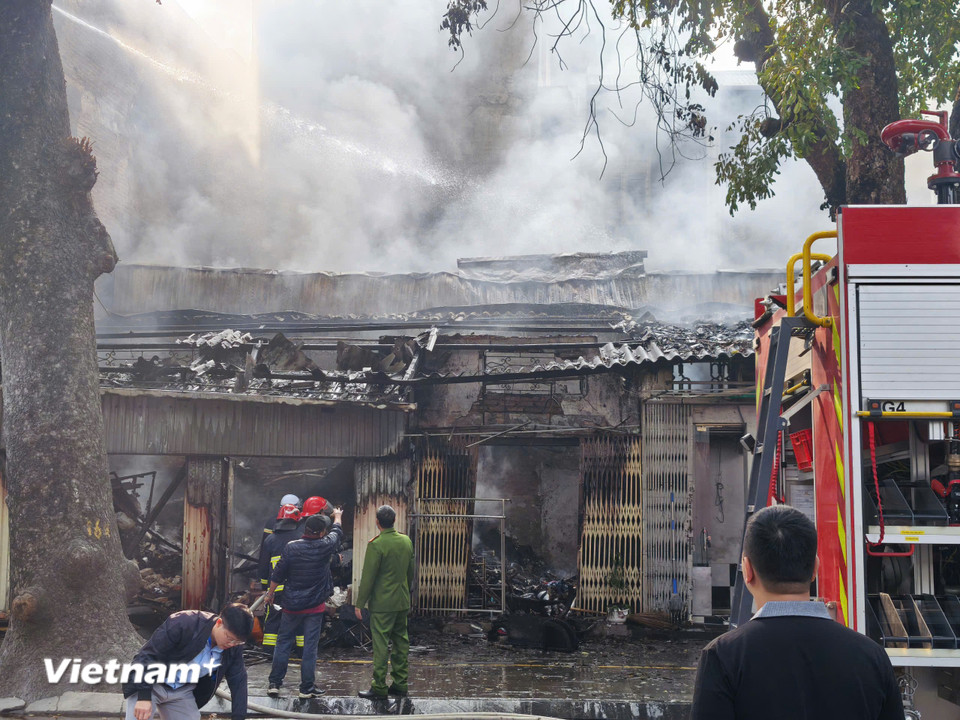 Sau khi nhận tin báo, lực lượng chức năng cùng cảnh sát PCCC đã tới hiện trường dập lửa, tìm kiếm cứu nạn. (Ảnh: Hoài Nam/Vietnam+)