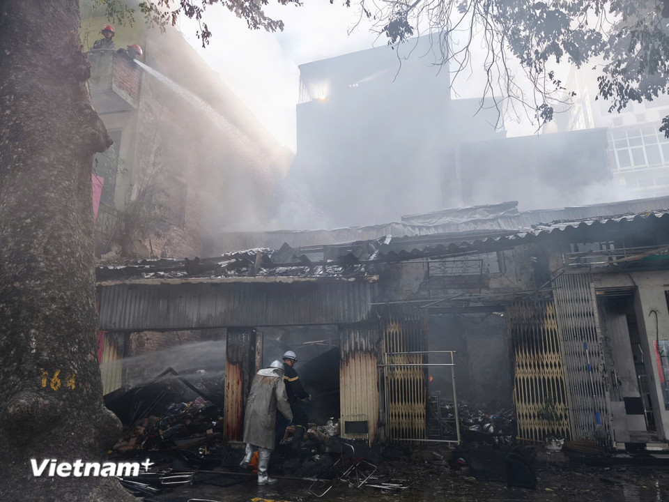 Lực lượng phòng cháy chữa cháy phun nước từ nhiều hướng để kiểm soát đám cháy. (Ảnh: Hoài Nam/Vietnam+)