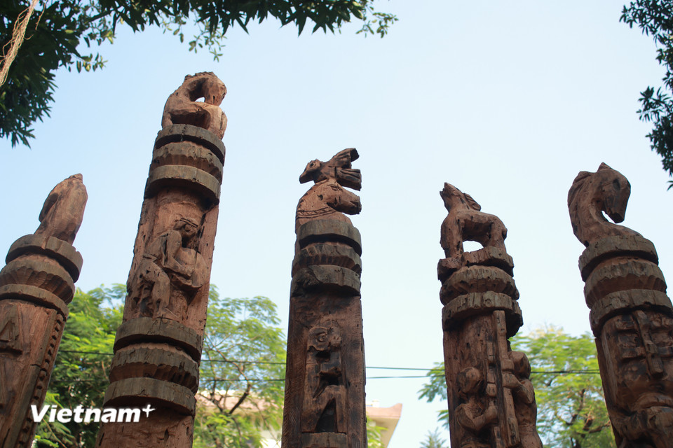 Với chủ đề tôn vinh hình tượng ngựa trong đời sống người Tây Nguyên, các tác phẩm đều có sự xuất hiện loài động vật này. Loạt 7 cột tượng gỗ cỡ lớn do ông Đặng Minh Tâm thực hiện mô phỏng thế giới quan của người dân tộc Tây Nguyên cũng vậy, cho thấy sự hòa hợp của loài này trong đời sống con người. (Ảnh: Minh Anh/Vietnam+)