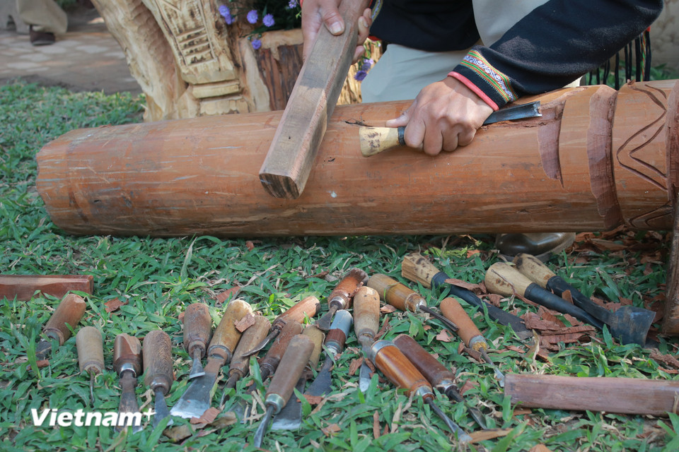 Đa dạng các dụng cụ đục, khắc của người Tây Nguyên làm nghề tạc tượng nhà mồ. (Ảnh: Minh Anh/Vietnam+)