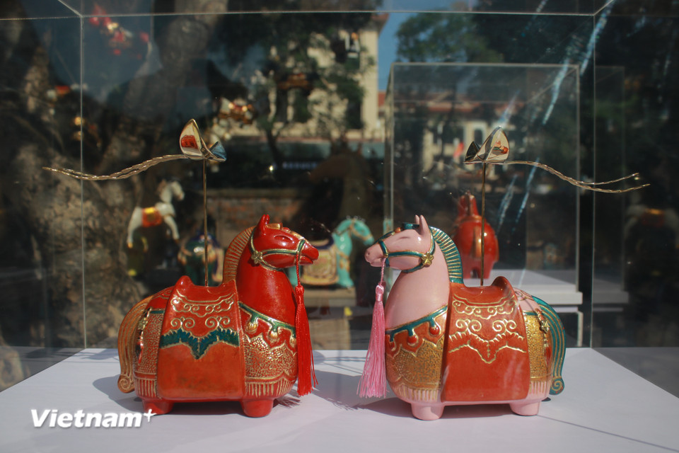 Nổi bật có loạt tượng "Ngựa Hoa Mai," lấy ý tưởng từ hình tượng ngựa trong điêu khắc cổ và tranh truyền thống Việt Nam, có thân hình mập mạp tượng trưng cho sự no ấm đủ đầy. (Ảnh: Minh Anh/Vietnam+)