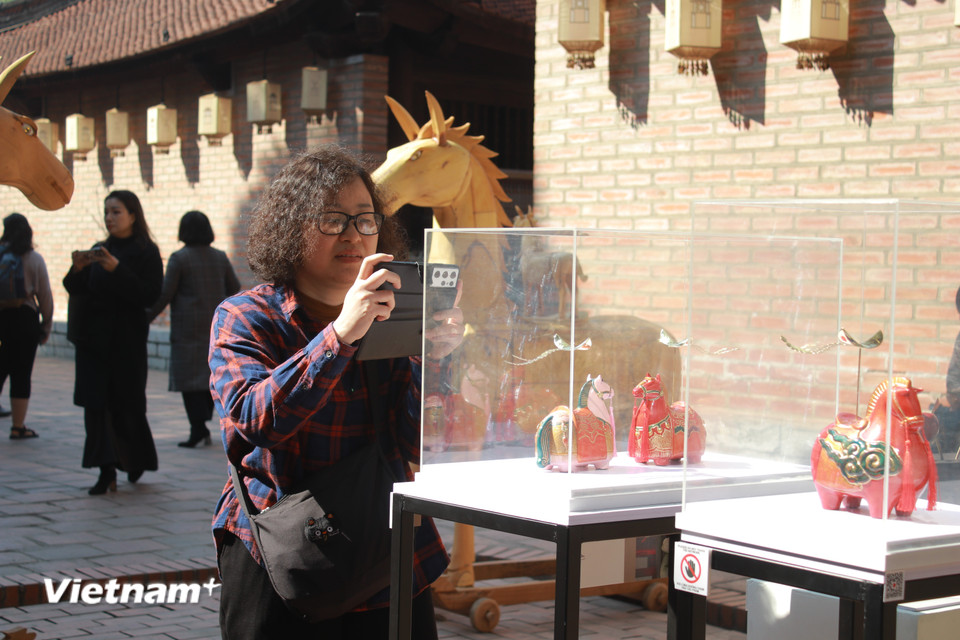 Cùng xuất hiện trong trưng bày này là ﻿﻿loạt tượng sơn mài truyền thống từ họa sỹ Lê Huy và nhóm nghệ sỹ Lamphong Studio. (Ảnh: Minh Anh/Vietnam+)