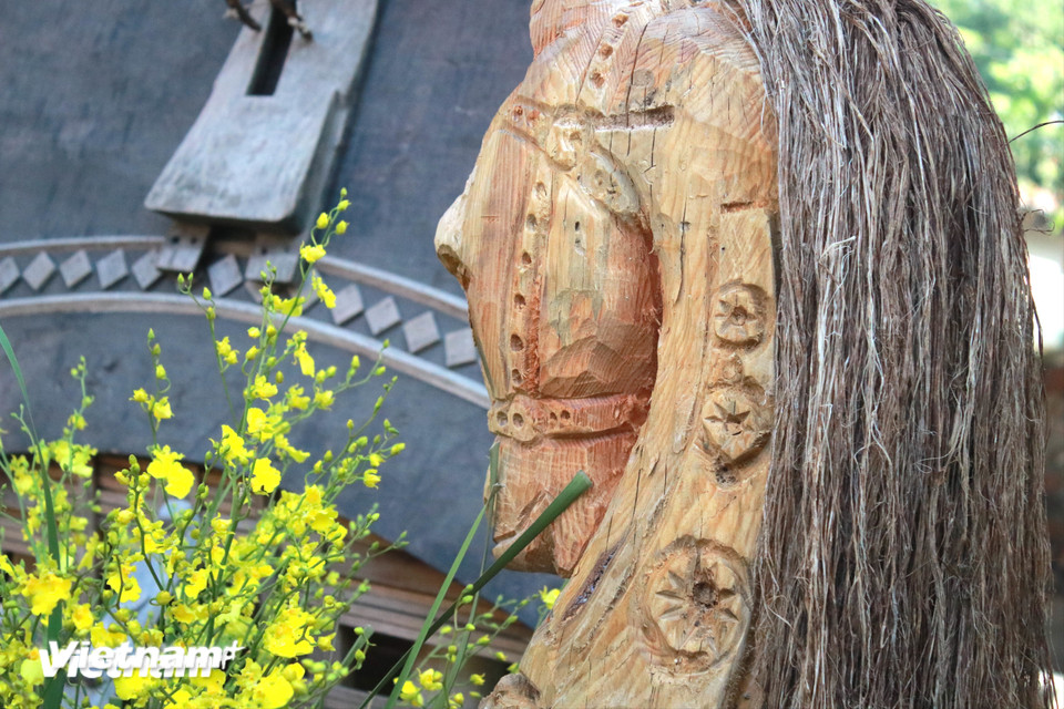 Tượng ngựa mang các họa tiết hoa văn đặc trưng trong văn hóa Tây Nguyên. Hình tròn bao quanh ngôi sao trong hình là hoa dớn - biểu tượng cho sự trường tồn và khả năng sinh sôi, nảy nở mạnh mẽ. (Ảnh: Minh Anh/Vietnam+)