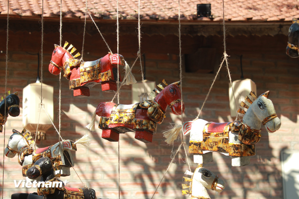 Không gian trưng bày rực rỡ màu sắc, tạo sự "đối trọng" với loạt ngựa gỗ thô của văn hóa Tây Nguyên, tăng phần nổi bật của riêng mỗi loại. (Ảnh: Minh Anh/Vietnam+)