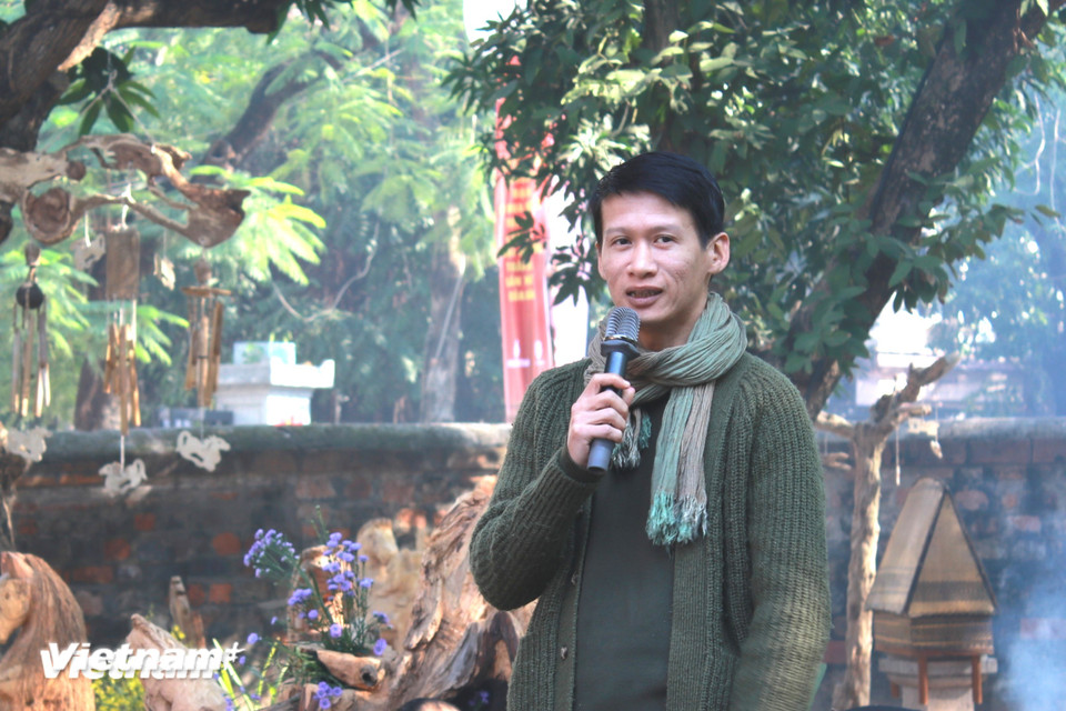 Họa sỹ Lê Huy - đại diện nhóm tác giả từ Lamphong Studio giới thiệu tác phẩm "Binh Ngo" - cách chơi chữ kết hợp giữa năm Bính Ngọ và chuyện sử Bình Ngô (Đại cáo), nhằm gợi nhớ một thời hào hùng oanh liệt "Đem đại nghĩa để thắng hung tàn, lấy chí nhân để thay cường bạo" cho năm mới. (Ảnh: Minh Anh/Vietnam+)