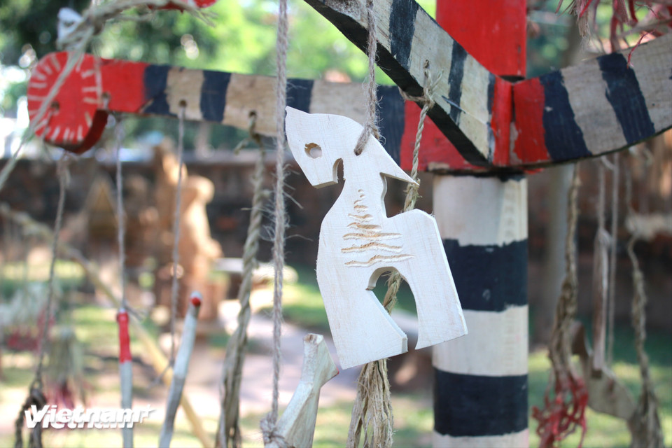 Khi ngựa phải thồ hàng, người Tây Nguyên sẽ không cưỡi mà đi bộ cùng ngựa, từ đó loài này trở thành biểu tượng cho sự luyện tập, sức khỏe dẻo dai và kiên cường của thanh niên. (Ảnh: Minh Anh/Vietnam+)