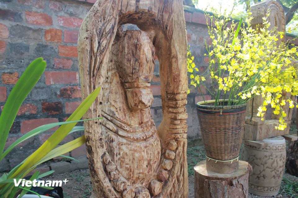 Tượng ngựa mang vẻ thô mộc, có tính biểu tượng hóa và trừu tượng hơn là mô tả thực tế, mang theo sức mạnh của thiên nhiên cho con người. (Ảnh: Minh Anh/Vietnam+)