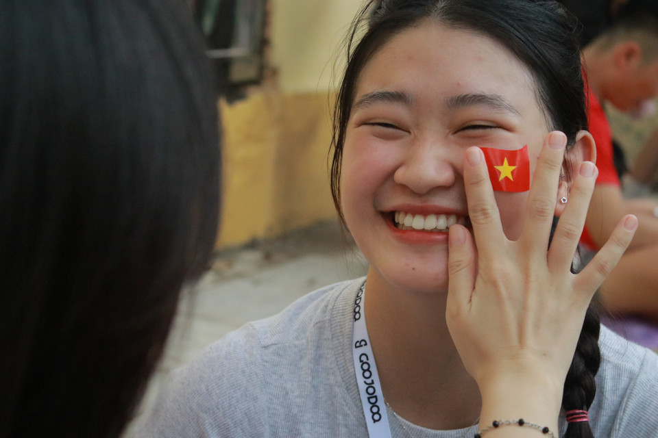 Các bạn mang theo nhiều phụ kiện hình dán, kẹp tóc và "một tinh thần thật đẹp để yêu nước." (Ảnh: Minh Anh/Vietnam+)