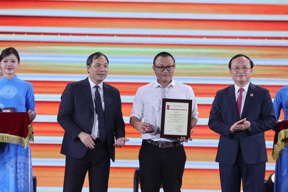 Nhà báo Trần Sơn Bách - đại diện nhóm tác giả từ Liên chi Hội Nhà báo Báo Nhân Dân - nhận Giải C cho loạt 5 kỳ "70 năm chiến thắng Điện Biên Phủ: Chuyện những người ở lại." (Ảnh: Hoài Nam/Vietnam+)