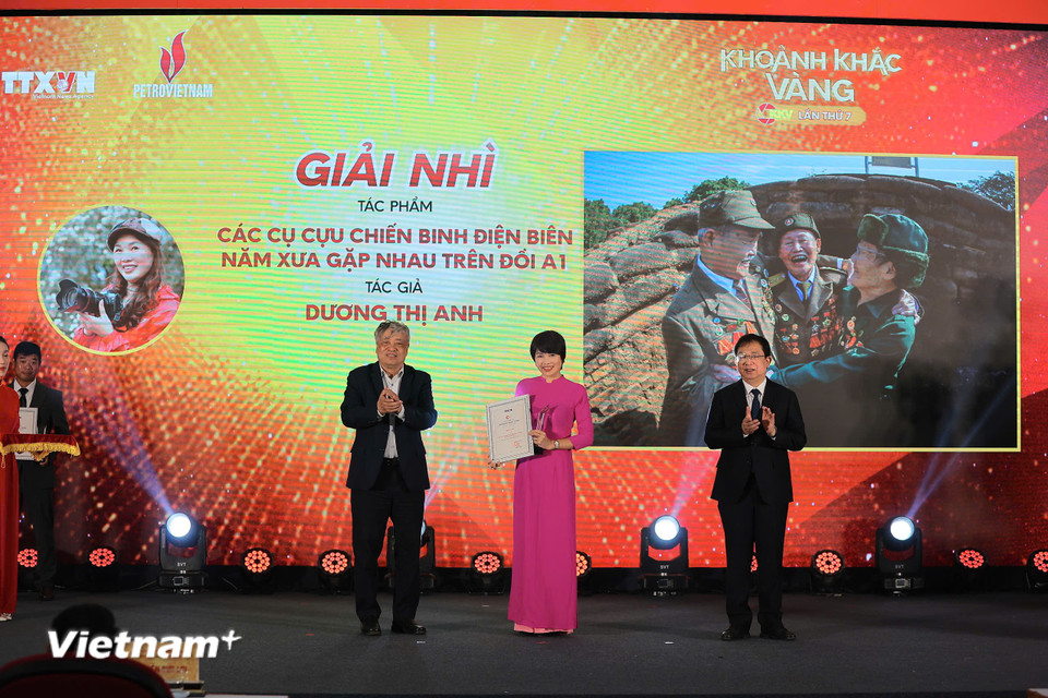 Tác giả Dương Thị Anh với bộ ảnh nhân dịp Kỷ niệm 70 năm chiến thắng Điện Biên Phủ (1954-2024). (Ảnh: Hoài Nam/Vietnam+)