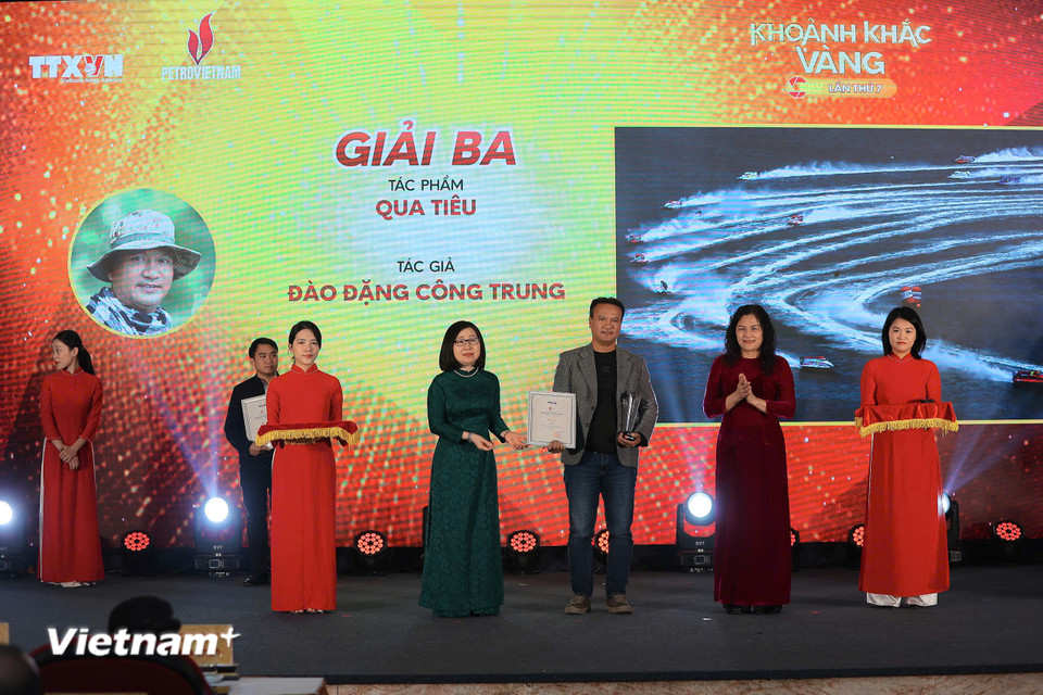 Tác giả Đào Đặng Công Trung, một tác giả từ Đà Nẵng nhận giải Ba Giải Khoảnh Khắc Vàng lần 7. (Ảnh: Hoài Nam/Vietnam+)