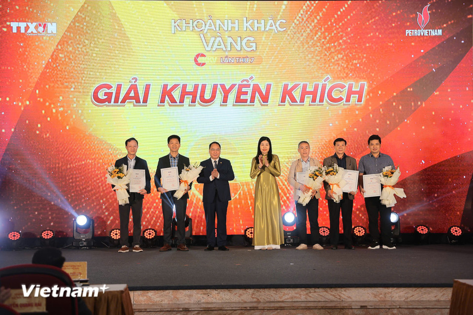 5 trong tổng số 10 tác giả nhận giải Khuyến khích, 5 giải mỗi hạng mục ảnh đơn, ảnh bộ. (Ảnh: Hoài Nam/Vietnam+)