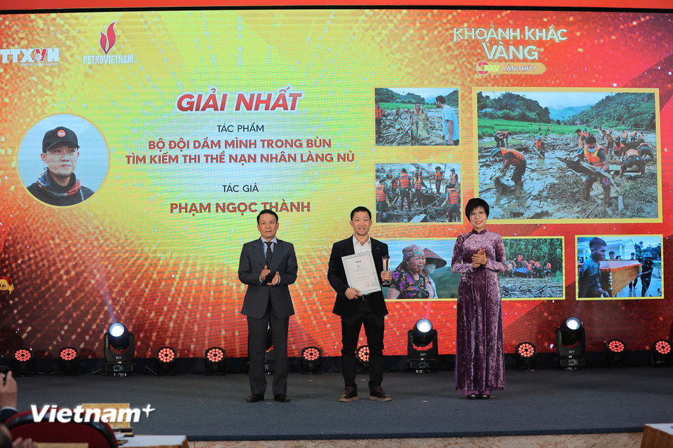 Tác giả Phạm Ngọc Thành giành giải Nhất hạng mục ảnh bộ, với bộ ảnh về sự kiện bộ đội khắc phục thiệt hại sau sự cố thương tâm tại làng Nủ (Lào Cai). (Ảnh: Hoài Nam/Vietnam+)