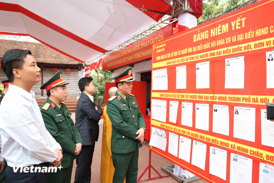 Đoàn công tác số 12 của Thành phố Hà Nội do Thiếu tướng Đào Văn Nhận, Ủy viên Ban Thường vụ Thành ủy, Tư lệnh Bộ Tư lệnh Thủ đô Hà Nội làm Trưởng đoàn đã kiểm tra công tác chuẩn bị cho cuộc bầu cử. (Ảnh: Minh Anh/Vietnam+)