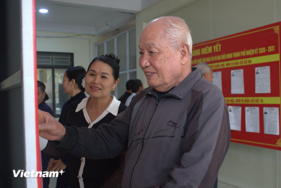 Chứng kiến quê hương thay da đổi thịt trong những năm qua, ông Nguyễn Xuân Kỳ không khỏi xúc động. Ông kỳ vọng chương trình hành động của các ứng cử viên, sau khi trúng cử, sẽ được triển khai một cách thực chất để tiếp tục nâng cấp và phát triển Minh Châu. (Ảnh: Minh Anh/Vietnam+)