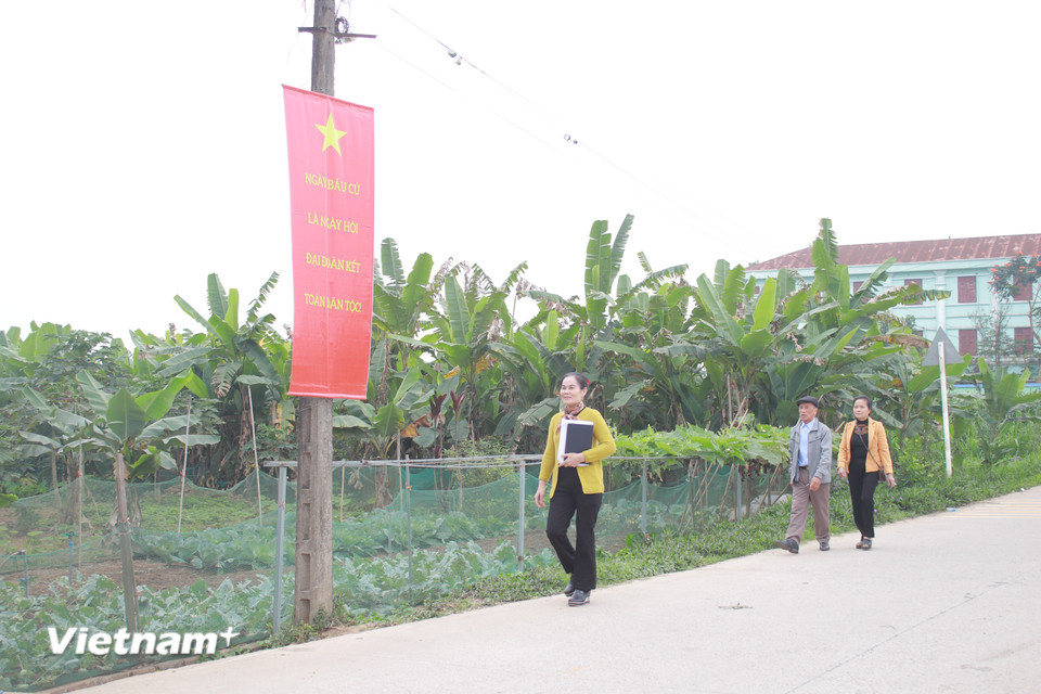 Các tổ bầu cử hiện đang tích cực đi phát thẻ cử tri. Bà Nguyễn Thị Thanh Hải (áo vàng) - tổ trưởng tổ bầu cử số 2 xã Minh Châu cho biết tổ đang đảm nhiệm nhiều nhiệm vụ, song đi vận động và tuyên truyền người dân là một trong những nhiệm vụ quan trọng nhất. (Ảnh: Minh Anh/Vietnam+)