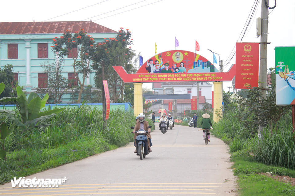 Trước đây xã đảo Minh Châu thường xuyên bị cô lập mỗi mùa lũ, thiếu nước sạch, giao thông cách trở, điều kiện vệ sinh chăn nuôi không đảm bảo nên gây ảnh hưởng nhiều đến đời sống của người dân. Nhờ chương trình xây dựng nông thôn mới và sự đầu tư của thành phố Hà Nội, xã đảo đã thay đổi hoàn toàn diện mạo, nay trở nên khang trang và phát triển hơn. (Ảnh: Minh Anh/Vietnam+)