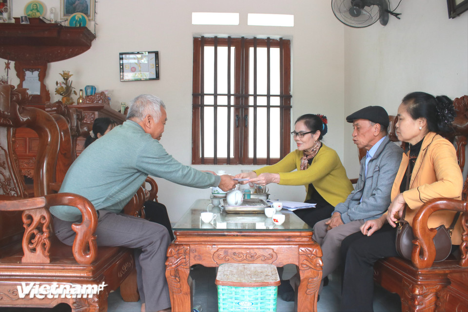 "Chúng tôi đã và đang huy động toàn bộ lực lượng để đi phát thẻ cử tri, đồng thời vận động và tuyên truyền cho bà con hiểu quyền lợi của mình, chọn ra người có tâm, có đức, có tầm nhất để lãnh đạo địa phương và đất nước" - bà Thanh Hải chia sẻ. (Ảnh: Minh Anh/Vietnam+)