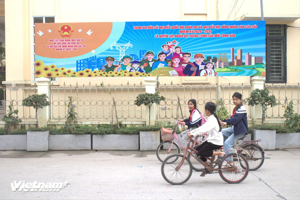 Trên đường phố, nhiều pano, khẩu hiệu kêu gọi đi bầu cử để thực hiện nghĩa vụ và quyền lợi của công dân. (Ảnh: Minh Anh/Vietnam+)