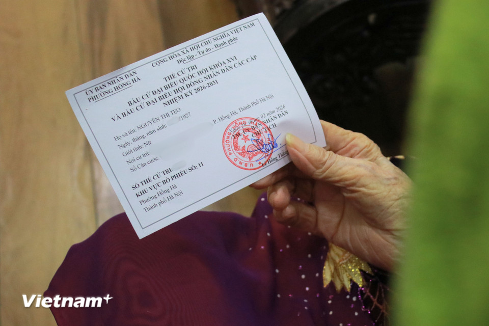 Trao thẻ cử tri tới Mẹ, ai nấy trong tổ bầu cử đều cảm thấy xúc động, coi Mẹ là nguồn động lực và tấm gương để tiếp tục cống hiến và đóng góp cho các hoạt động chính trị-xã hội tại địa phương, đặc biệt là trong kỳ bỏ phiếu này. (Ảnh: Minh Anh/Vietnam+)