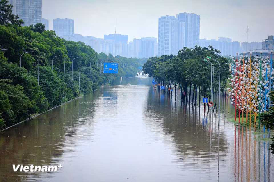 Do ảnh hưởng của cơn bão số 10 và hoàn lưu sau bão khiến một phần đường đại lộ Thăng Long chìm trong biển nước, giao thông tại đây cũng tê liệt hoàn toàn. (Ảnh: Hoài Nam/Vietnam+)