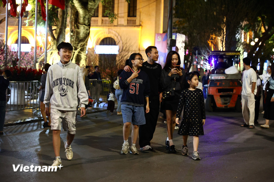 Nhiều gia đình gói gọn công việc ở nhà, dành thời gian cho nhau sau những ngày mệt nhoài dọn dẹp đón Tết. (Ảnh: Minh Anh/Vietnam+)