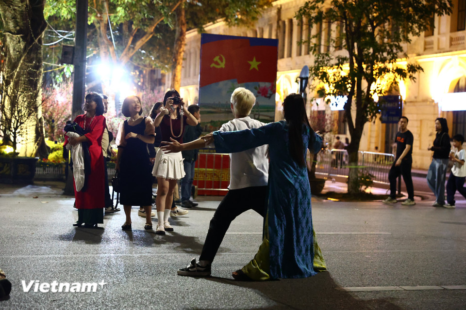 Thanh niên "thả dáng" hài hước, ghi lại những khoảnh khắc trẻ trung nhân thời gian cùng nhau đi chơi đón Giao thừa. (Ảnh: Minh Anh/Vietnam+)