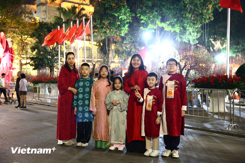 Tập thể giáo viên và học sinh trường Tiểu học Tràng An (phường Hoàn Kiếm) rạng rỡ trong tà áo dài truyền thống, áo dài cách tân, chia sẻ có cơ hội tham gia lễ dâng hương trang trọng tại Tượng đài Lý Thái Tổ. (Ảnh: Minh Anh/Vietnam+)