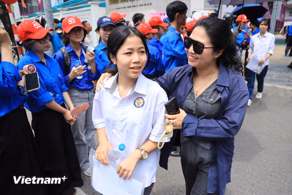Kết thúc môn thi đầu tiên, nhiều thí sinh có trạng thái thoải mái. (Ảnh: Hoài Nam/Vietnam+)