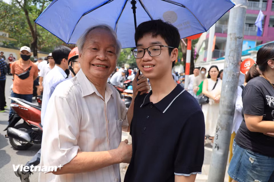 Ông U90 rạng rỡ đón cháu trai sỹ tử sau môn thi đầu tiên. (Ảnh: Hoài Nam/Vietnam+)