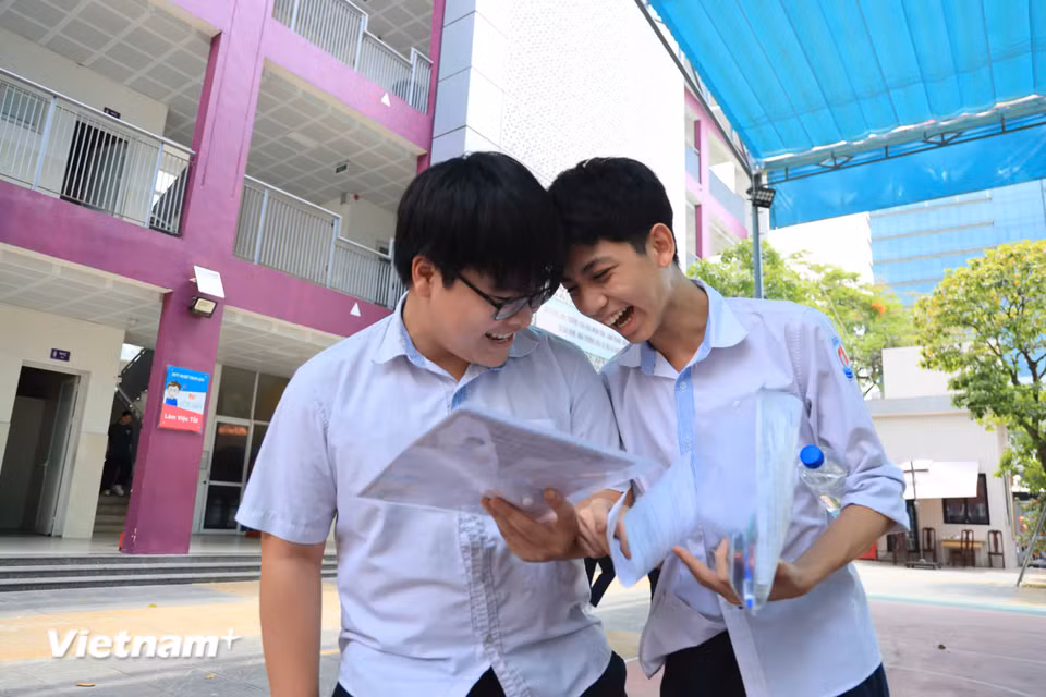 10 giờ sáng ngày 30/5, thí sinh tham gia kỳ tuyển sinh vào lớp 10 trên địa bàn thành phố Hà Nội chính thức kết thúc môn thi đầu tiên - môn Ngữ văn. (Ảnh: Hoài Nam/Vietnam+)