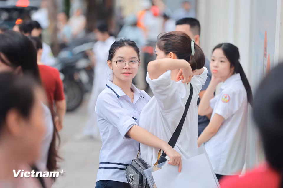 Điểm thi trường Trung học cơ sở Nguyễn Trãi có hơn 400 thí sinh với tổng cộng 17 phòng thi cùng 2 phòng thi dự phòng, song song với các cơ sở vật chất phục vụ công tác thi khác. (Ảnh: Hoài Nam/Vietnam+)