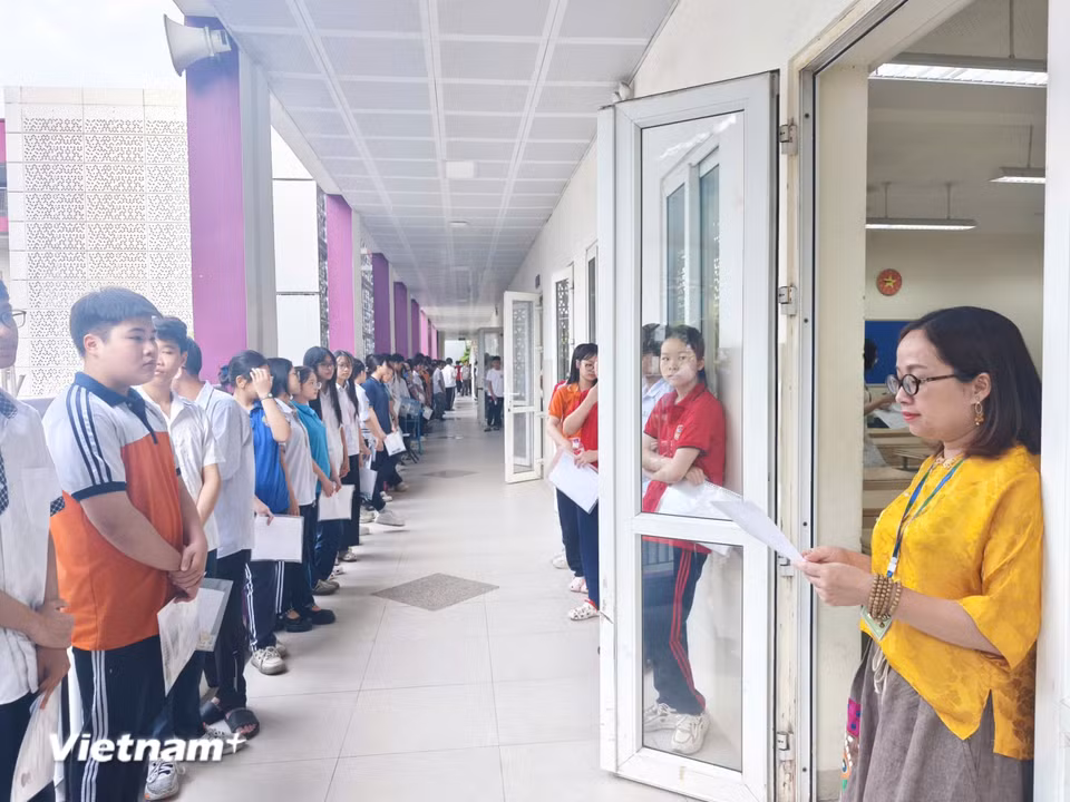 Theo các chuyên gia và các giáo viên, để làm tốt bài thi, trước tiên các em cần giữ vững tâm lý. Khi vào phòng thi, thí sinh nên hít thở sâu để giảm sự hồi hộp, lo lắng, gạt bỏ các áp lực, kỳ vọng để tập trung làm bài. (Ảnh: Hoài Nam/Vietnam+) ​