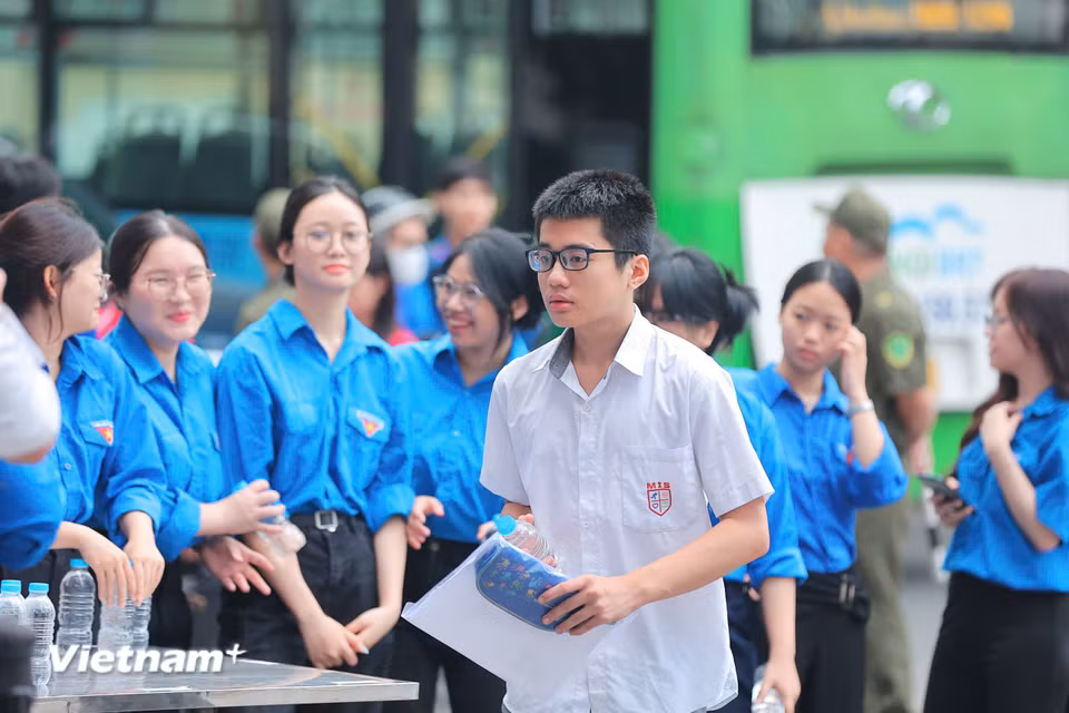 Tại điểm thi trường Trung học cơ sở Nguyễn Trãi, phường Giảng Võ, phần lớn thí sinh đến đúng trong khung thời gian khuyến cáo để sẵn sàng cho thời gian làm bài thi từ 8 giờ. (Ảnh: Hoài Nam/Vietnam+)