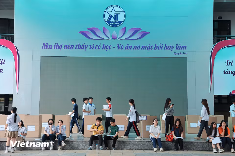 Cùng với đó, điểm thi phải bảo quản vật dụng tư trang cá nhân thí sinh, phương án đảm bảo vệ sinh an toàn thực phẩm, phối hợp phân luồng giao thông, phòng chống các tình huống như bão lũ, thời tiết cực đoan... (Ảnh: Hoài Nam/Vietnam+)