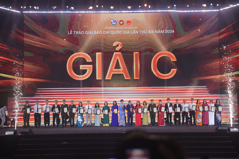 Tập thể tác giả và đại diện nhóm tác giả đoạt giải C. (Ảnh: Hoài Nam/Vietnam+)