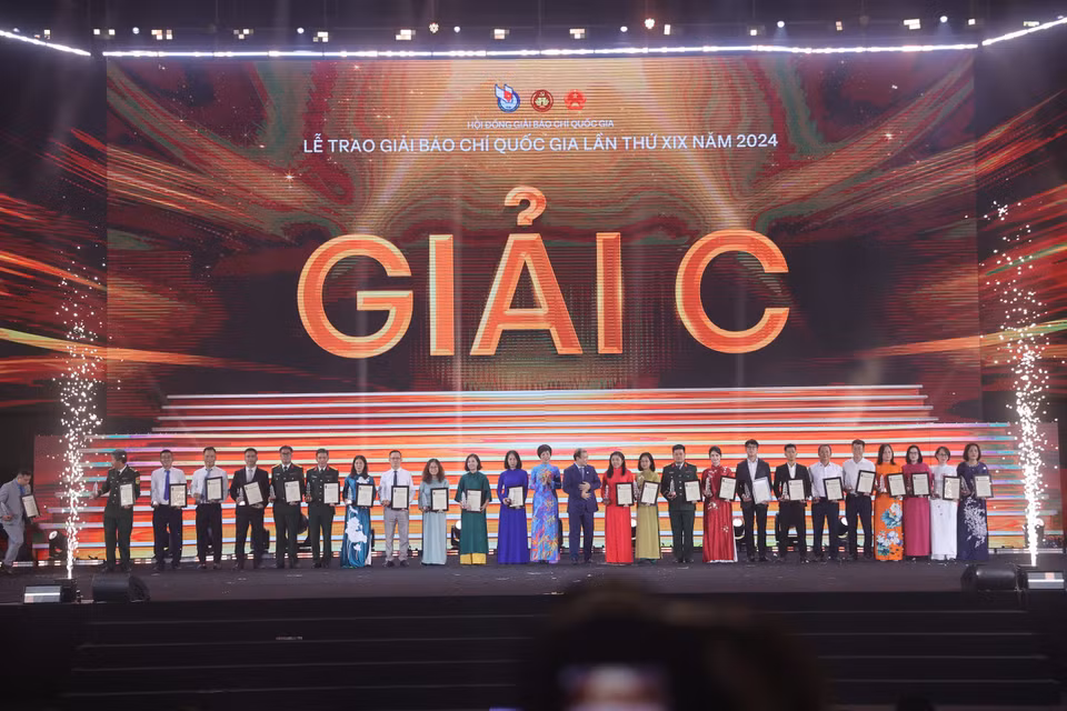Tập thể tác giả và đại diện nhóm tác giả đoạt giải C. (Ảnh: Hoài Nam/Vietnam+)
