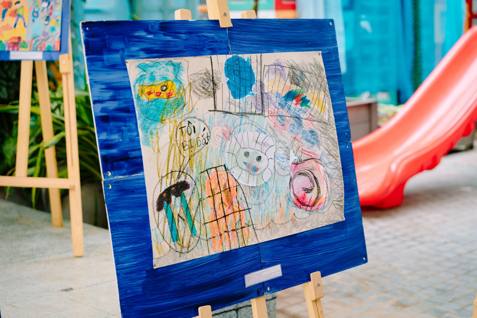 Tác phẩm đặc biệt "Quái vật dưới lòng sông đang tấn công thành phố Thủy Sinh" đoạt giải triển vọng trong cuộc thi vẽ tranh của tập thể Lớp vẽ dành cho trẻ đặc biệt - HSVC, . (Ảnh: CTV/Vietnam+)