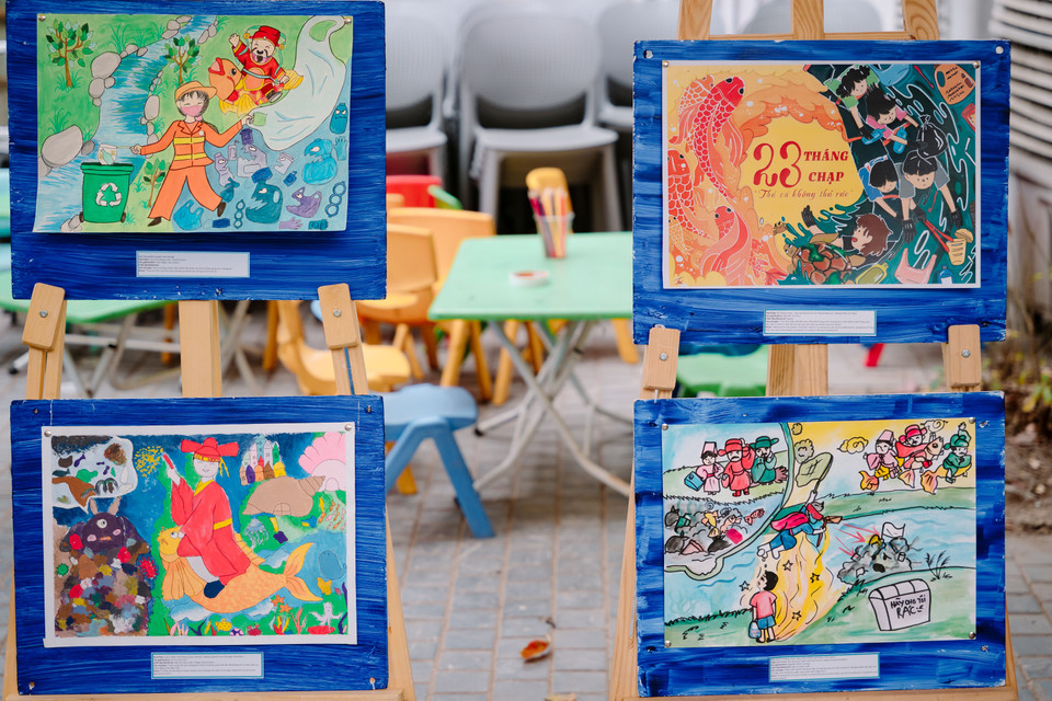 Loạt tranh với tên gọi mang thông điệp: "Cứu tinh của dòng chảy," "23 tháng Chạp - Thả cá không thả rác" (tranh số), "Cuộc chiến với những quái vật rác" và "Hai ba tháng Chạp, nạp ý tâm thành, giữ hành tinh xanh." (Ảnh: CTV/Vietnam+)