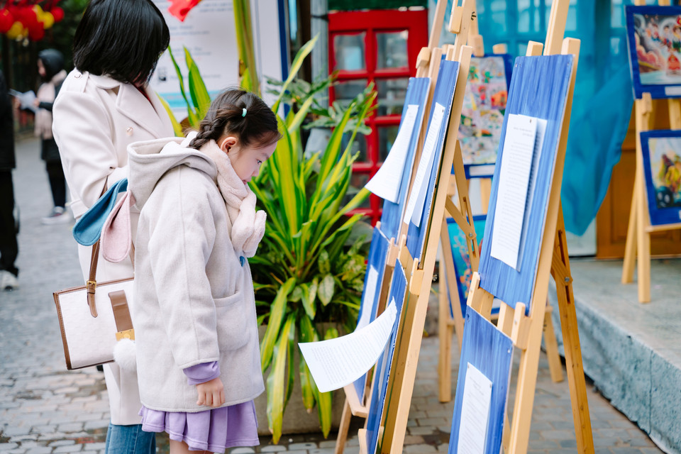 Tổ chức thi tranh, triển lãm tranh là một trong những hoạt động hiệu quả nhất để truyền tải những thông điệp ý nghĩa và quan trọng cho thế hệ trẻ tuổi. (Ảnh: CTV/Vietnam+)