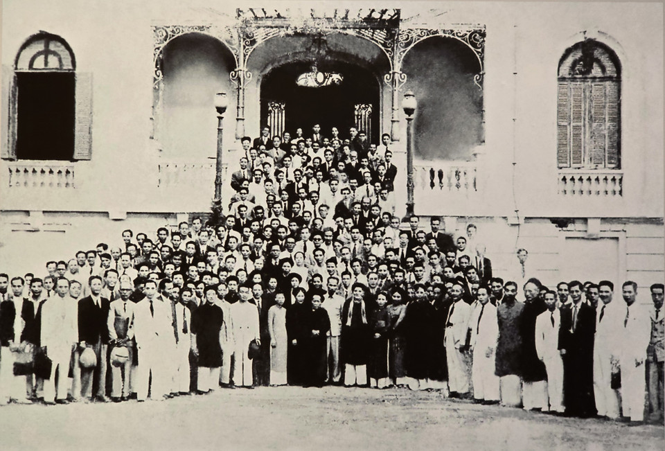 Chủ tịch Hồ Chí Minh chụp kỷ niệm cùng các nhân sỹ trí thức và đại biểu Quốc hội khóa I tại Bắc Bộ Phủ, ngày 29/10/1946. (Tư liệu bảo tàng)