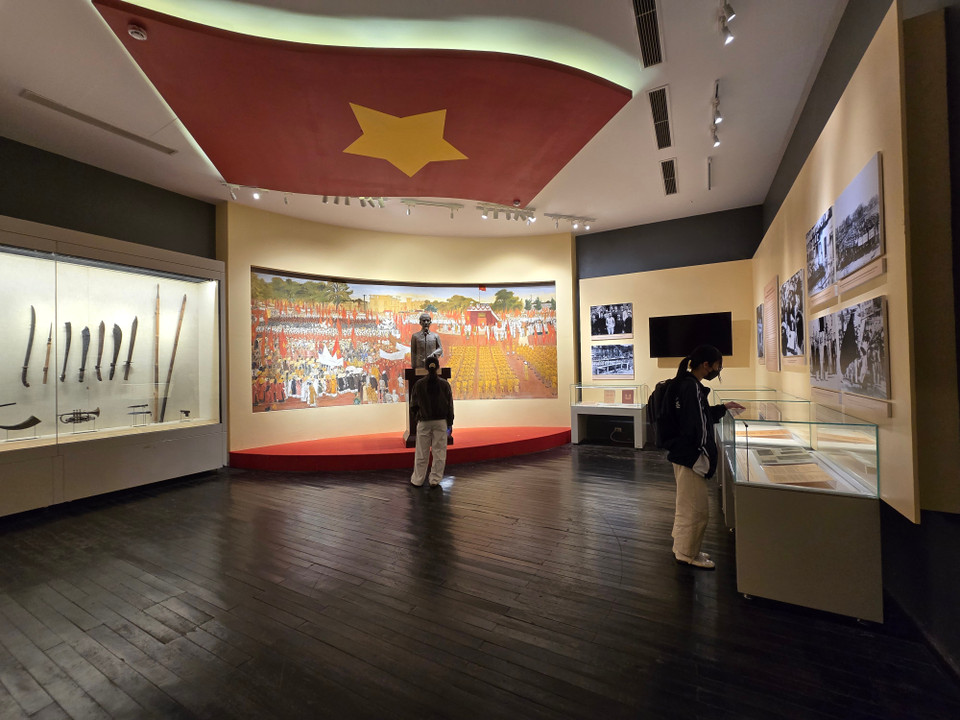 Cũng tại Bảo tàng Lịch sử Việt Nam có nhiều hiện vật và hình ảnh tư liệu các năm 1945-1946. Đây là giai đoạn lịch sử quan trọng với cột mốc chiến thắng Cách mạng Tháng Tám. (Ảnh: Minh Anh/Vietnam+)