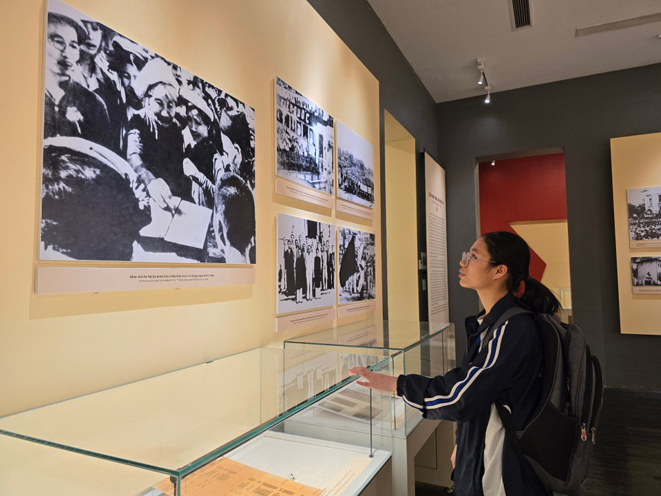 Trước tình hình muôn vàn khó khăn, thù trong-giặc ngoài, cuộc tổng tuyển cử năm 1946 ra đời nhằm hợp pháp hóa chính quyền cách mạng mới thành lập, đồng thời khẳng định chủ quyền với quốc tế, củng cố khối đại đoàn kết toàn dân. (Ảnh: Minh Anh/Vietnam+)