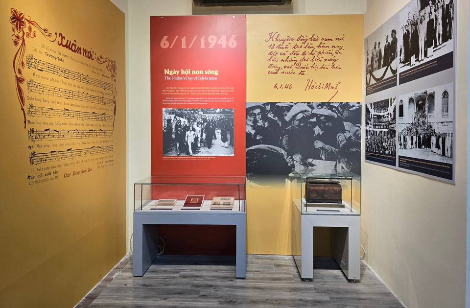 Nằm lặng lẽ trong một góc Bảo tàng Lịch sử Quốc gia (25 Tông Đản, Hà Nội) là một hòm phiếu gỗ cũ kỹ nhưng giàu giá trị lịch sử. (Ảnh: Minh Anh/Vietnam+)