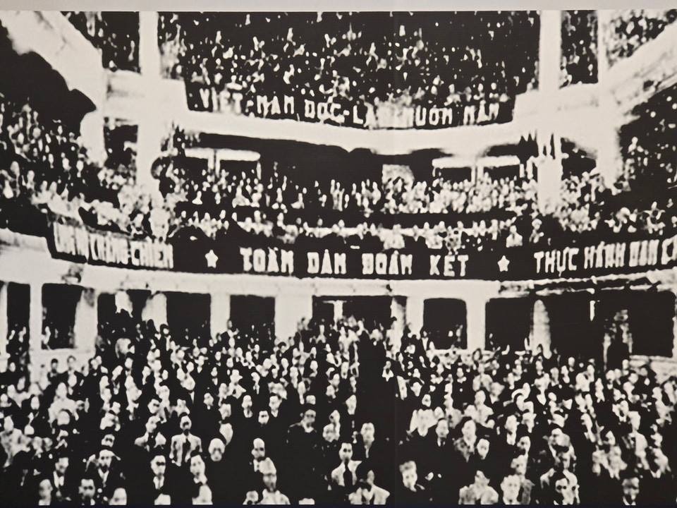 Kỳ họp đầu tiên của Quốc hội khóa I nước Việt Nam Dân chủ Cộng hòa được tổ chức tại Nhà hát lớn Hà Nội ngày 2/3/1946. Nhiều khẩu hiệu kêu gọi toàn dân đoàn kết, ủng hộ kháng chiến được treo cao. (Tư liệu bảo tàng)