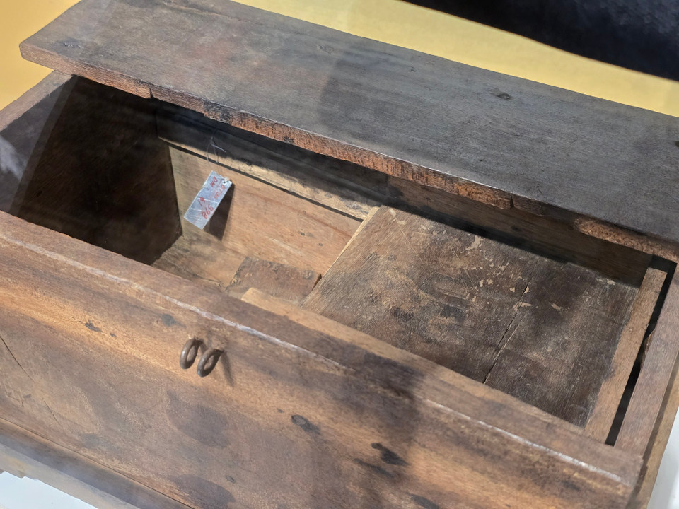 Khi cuộc bầu cử kết thúc, hòm gỗ đã được trả lại cho gia đình. Tuy nhiên về sau, xét thấy giá trị lịch sử quan trọng nên cán bộ bảo tàng đã vận động gia đình cho sưu tầm để đem lưu trữ. (Ảnh: Minh Anh/Vietnam+)