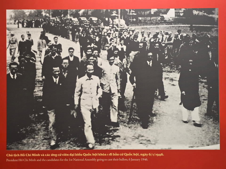 Nhiều khoảnh khắc lịch sử quan trọng được trưng bày. Trong hình là Chủ tịch Hồ Chí Minh và các ứng viên đại biểu Quốc hội khóa 1 đi bầu cử, ngày 6/1/1946. (Ảnh: Minh Anh/Vietnam+)